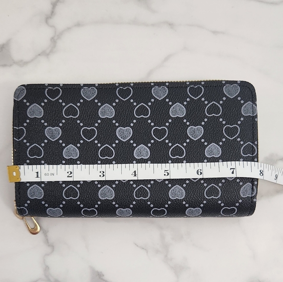 Stylish Black & White Heart Print Pattern Double Zip Wristlet Wallet - Picture 11 of 12